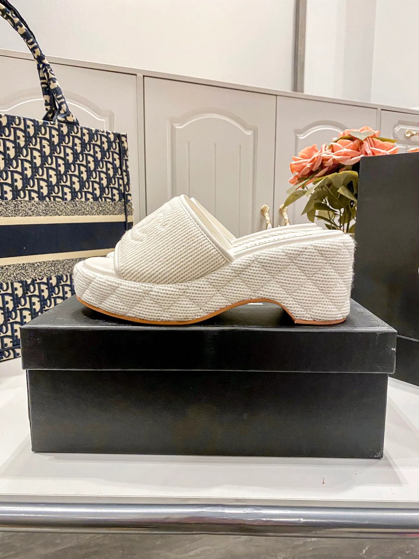 👟👟Ex-factory price 460👟👟Chanel 25C new early spring thick-soled slippers!  Top version! Early release. Thick sole design. 5cm heel height. Makes your legs longer in seconds. Original custom linen for the upper. Sheepskin for foot pads. Original genuine leather outsole. Size: 34-41. Customized. Non-returnable and non-exchangeable.